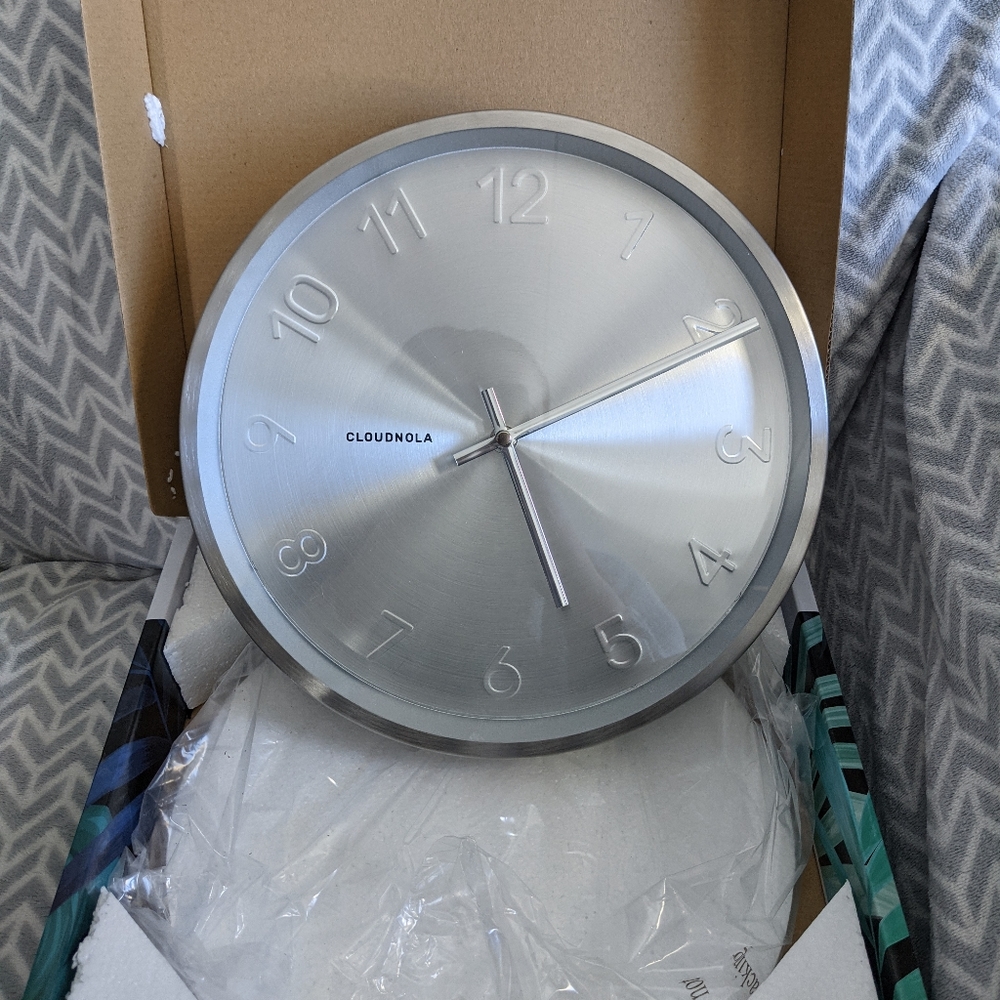 Cloudnola trusty wall clock - silver